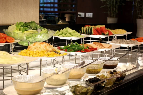 Bar de ensaladas de verduras en línea de buffet en el restaurante — Foto de Stock