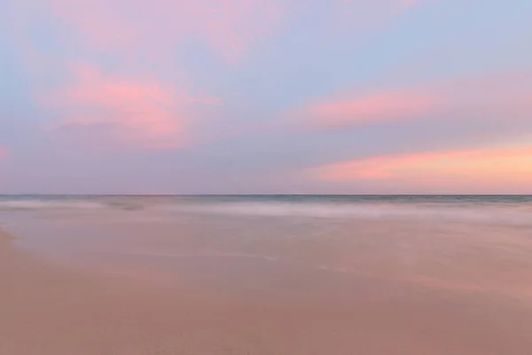 Magnifique coucher de soleil sur la plage de la mer — Photo