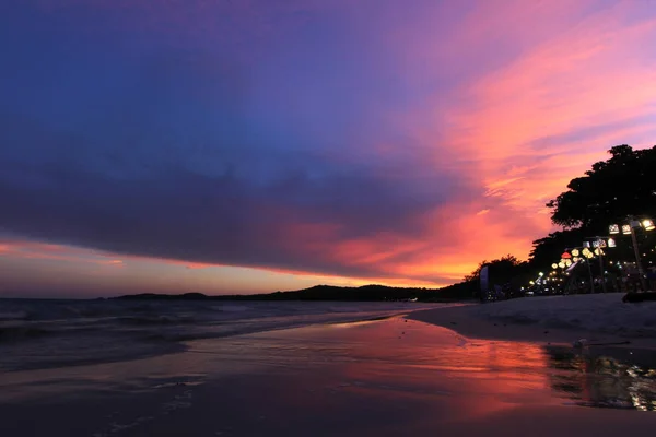 Красивый закат над морским пляжем — стоковое фото