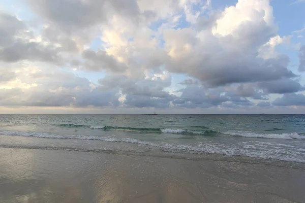 Ειρηνικό Ωκεανό με όμορφο ουρανό φόντο — Φωτογραφία Αρχείου