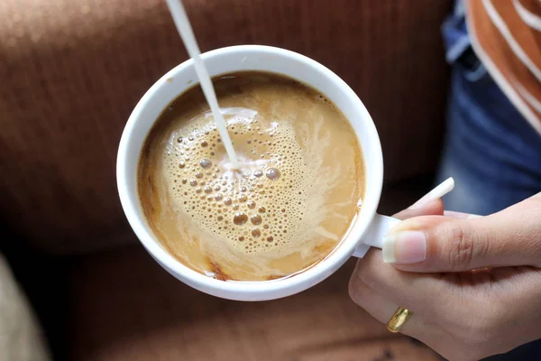 一杯のコーヒーにクリームを注ぐ ロイヤリティフリーのストック画像