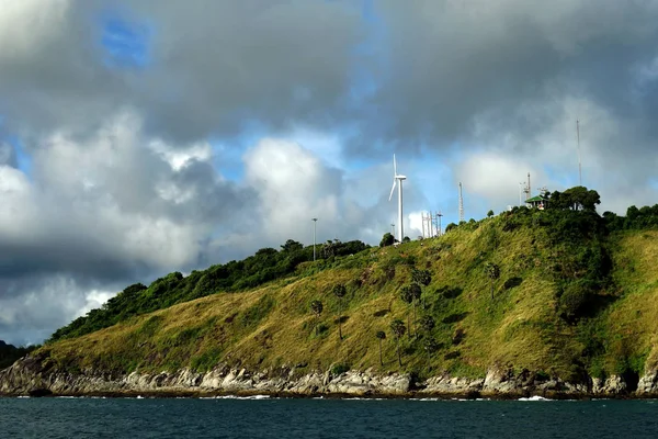 Moinho de vento para energias renováveis na ilha — Fotografia de Stock