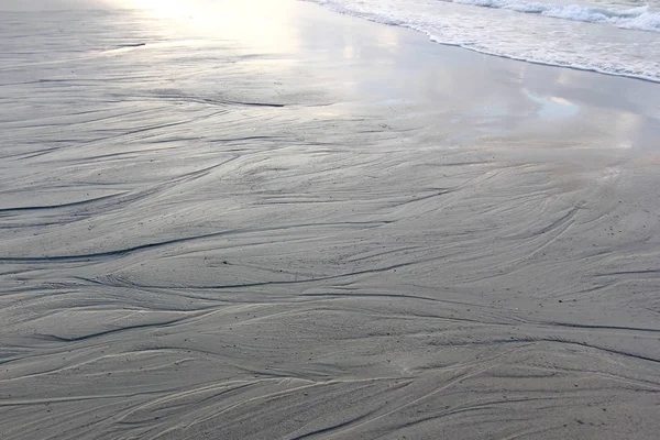 Линии на песчаном пляже — стоковое фото