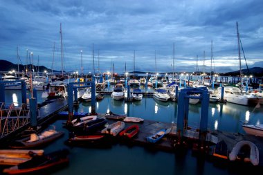 Yelkenli harbor, deniz Limanda demirli yelken yatlar