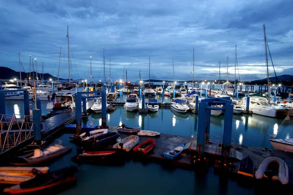 Yelkenli harbor, deniz Limanda demirli yelken yatlar