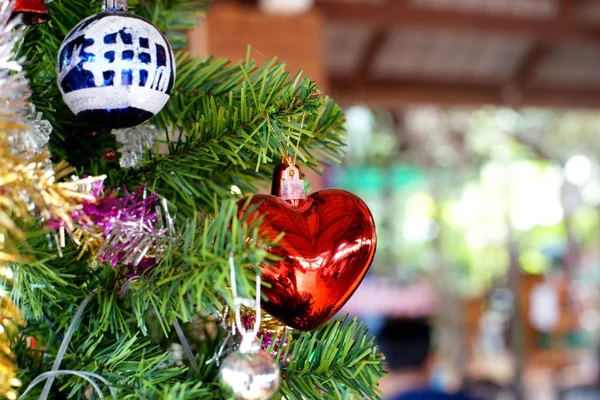 Cuore rosso e Natale decorato sull'albero di Natale — Foto Stock