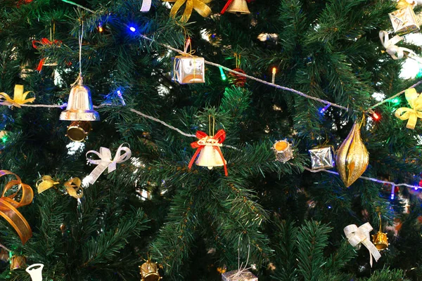 Vari ornamenti natalizi sull'albero di Natale — Foto Stock