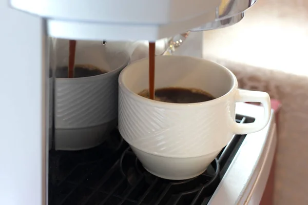 Máquina de café com copo branco — Fotografia de Stock
