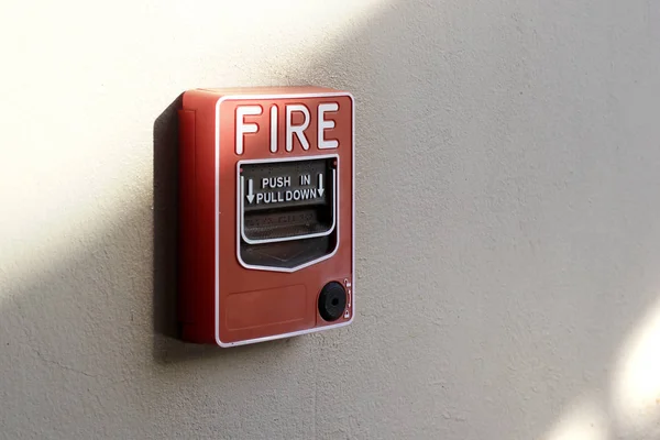 Scatola di allarme antincendio rosso Fotografia Stock