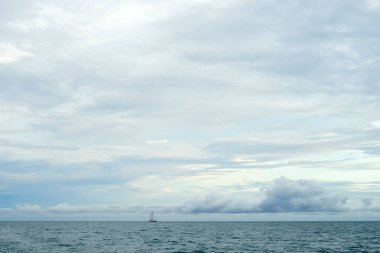 güzel gökyüzü arka plan ile huzurlu okyanus