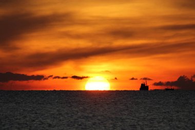 güzel gündoğumu arka plan ile huzurlu okyanus