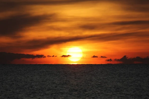 平和の海の美しい日の出背景 — ストック写真