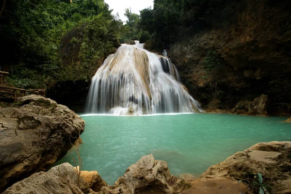 Красивый водопад с голубой водой — стоковое фото