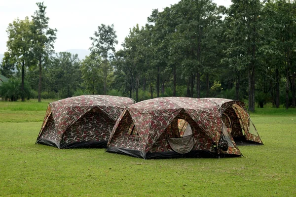 Tiendas de campaña en el camping al aire libre —  Fotos de Stock