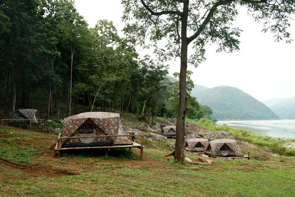 Stanů pro táboření v přírodě tábořiště v blízkosti řeky — Stock fotografie