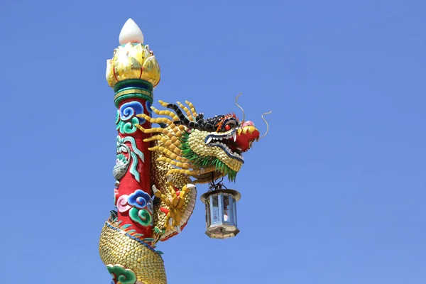 Dragon chinois sur le poteau dans le sanctuaire — Photo