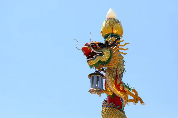 Dragon chinois sur le poteau dans le sanctuaire — Photo