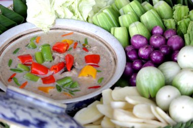 Hindistan cevizi sütü dalış ile taze siste uskumru güveç