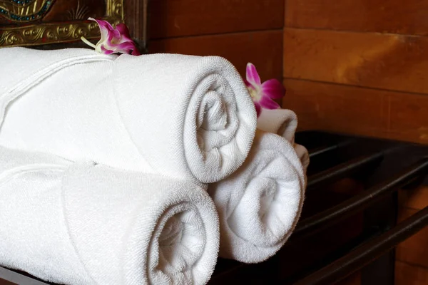 Weiße Badetücher auf Handtuchhalter — Stockfoto