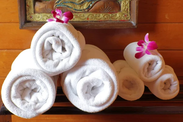 Toalhas de banho brancas no rack de toalhas — Fotografia de Stock