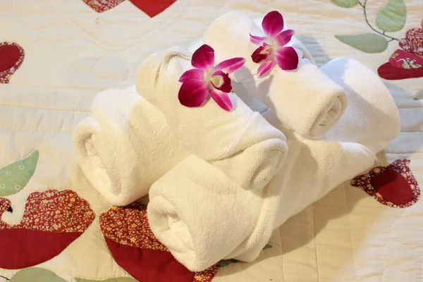 ベッドの上の白いお風呂タオル — ストック写真