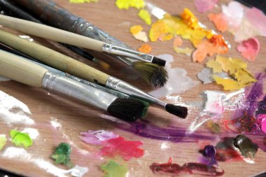 Sanatçı Boya fırçaları ahşap palet üzerinde