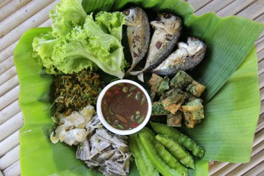 baharatlı hamur soslu kızarmış uskumru ve climbin ile kızarmış yumurta