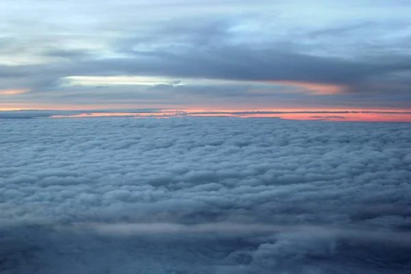 Zonsondergang, uitzicht uit het raam van een vliegtuig — Stockfoto