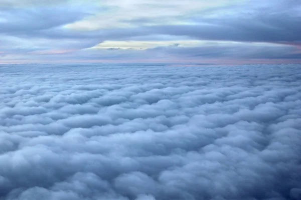 雲、飛行機の窓からの眺め — ストック写真