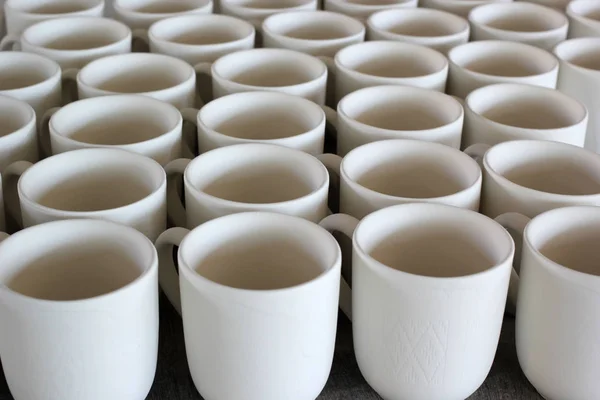 Tazas de cerámica en producción — Foto de Stock