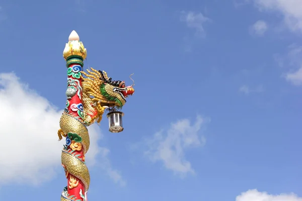 Dragon chinois sur le poteau dans le sanctuaire — Photo