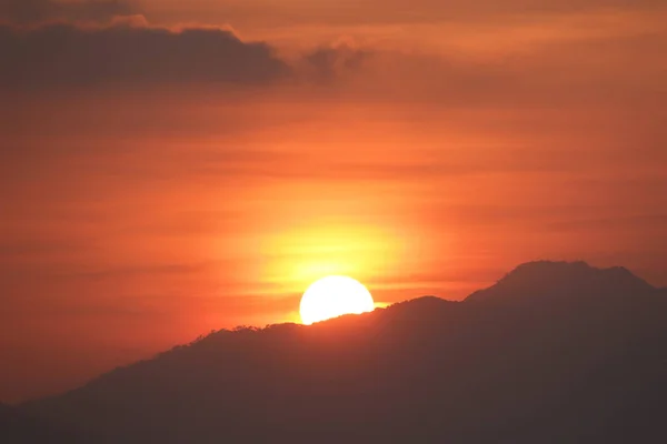 Prachtige zonsondergang over de heuvel — Stockfoto