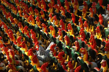 seramik horoz resim heykel yığını