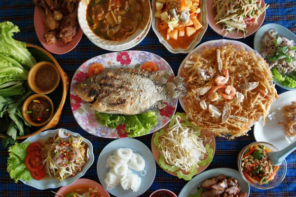 Molti tipi di cibo tailandese sul tavolo da pranzo per la cena — Foto Stock