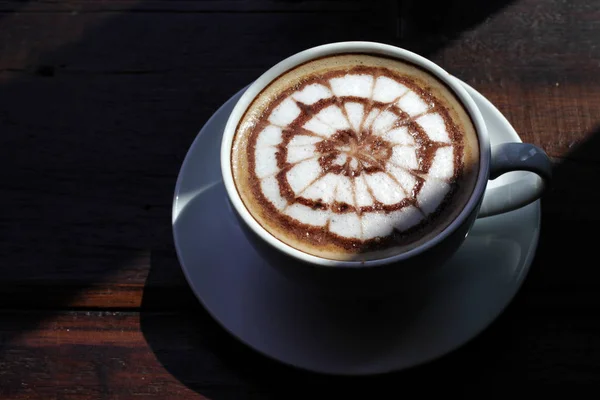 Kopp varm latte art kaffe — Stockfoto