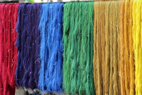 Hilo de seda crudo colorido — Foto de Stock