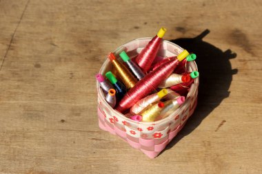 renkli bobin iplik sepeti ahşap tablo