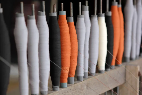 Hilo de bobinas de colores en el proceso de tejido — Foto de Stock