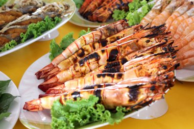 ızgara büyük karides yemek masası üzerinde