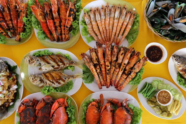Deniz mahsülleri yemek masası üzerinde birçok tür Stok Fotoğraf