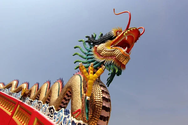 Dragon d'or dans le temple chinois — Photo