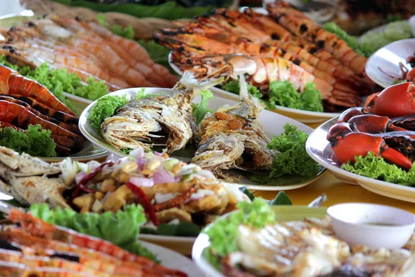 Muitos tipo de comida do mar na mesa de jantar — Fotografia de Stock