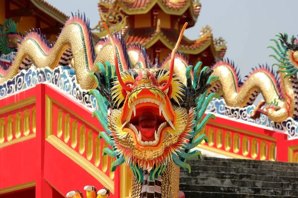 中国神社でゴールデンドラゴン — ストック写真