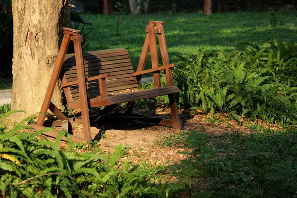 Holzbank im Garten — Stockfoto