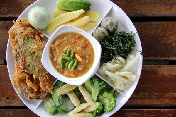 Comida tailandesa, salsa de pasta picante con huevo frito con estopa trepadora —  Fotos de Stock
