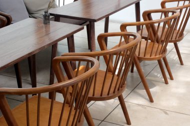 boş ahşap masa ve sandalye restoranda