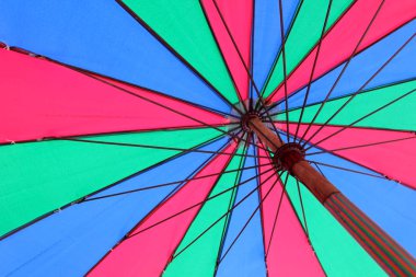 renkli plaj şemsiyesi altında