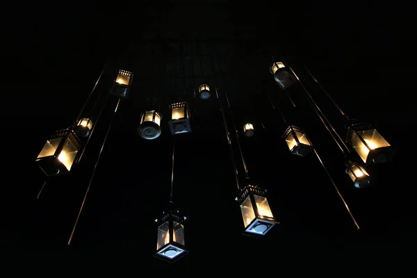 Lampada vintage appesa al soffitto con accensione lampadina — Foto Stock