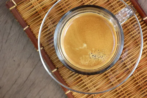 Espresso-Kaffee auf Holztisch — Stockfoto