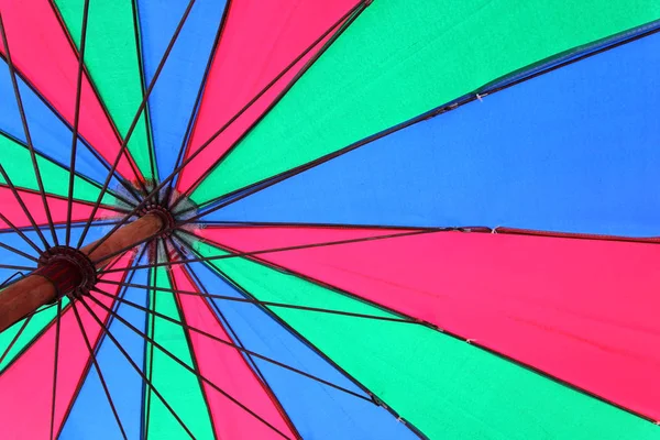 Sotto l'ombrellone colorato — Foto Stock